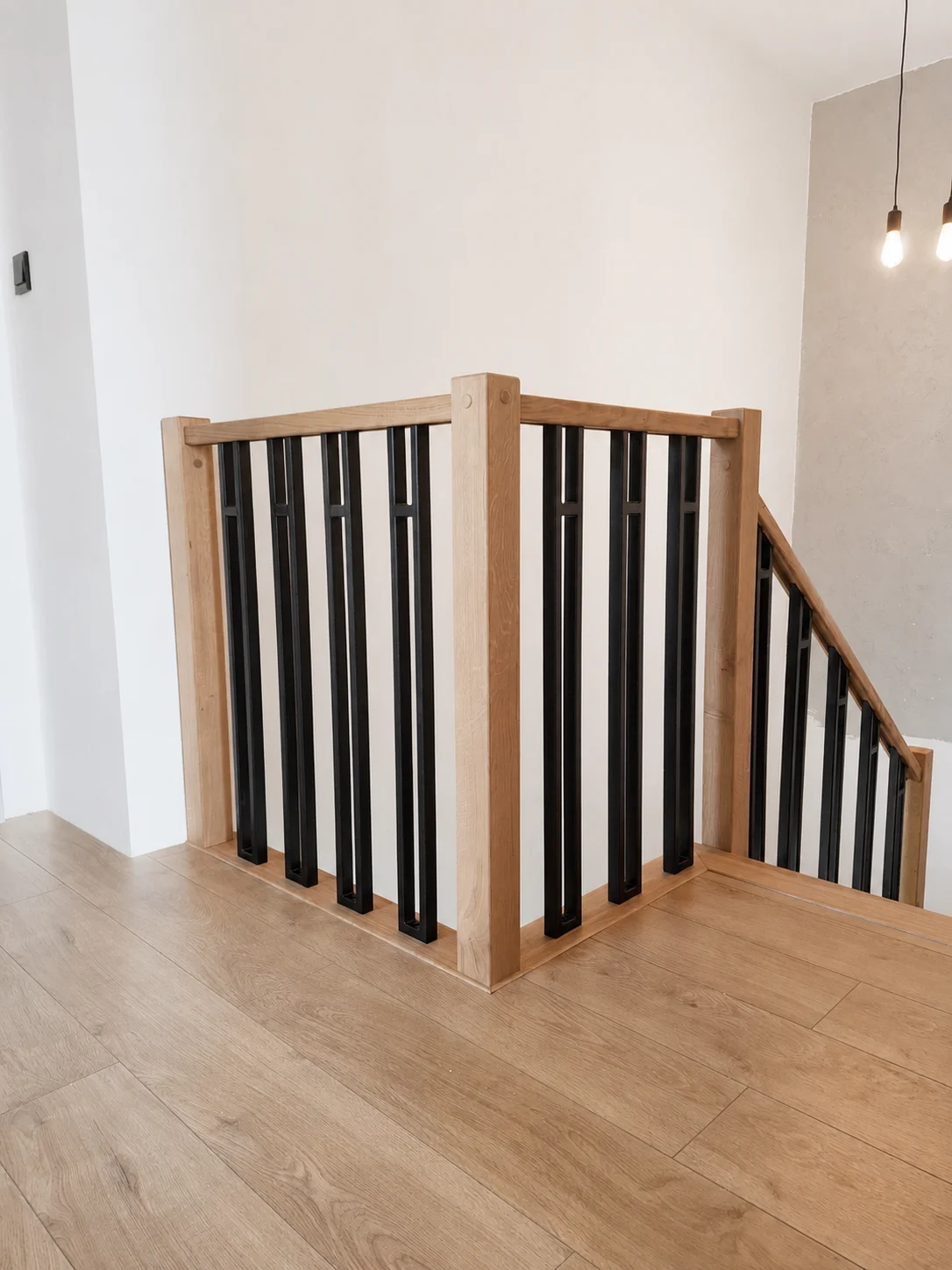 Balustrada dębowa z wypełnieniem stalowym, realizacja Jagodziński, Łódź