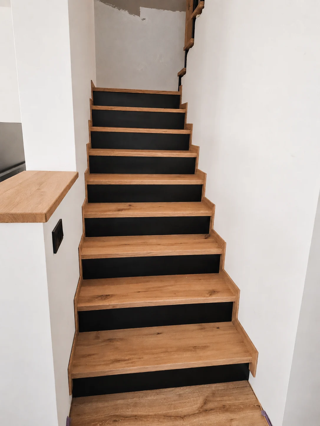 Schody dębowe w wybarwieniu rustic, realizacja Jagodziński, Łódź