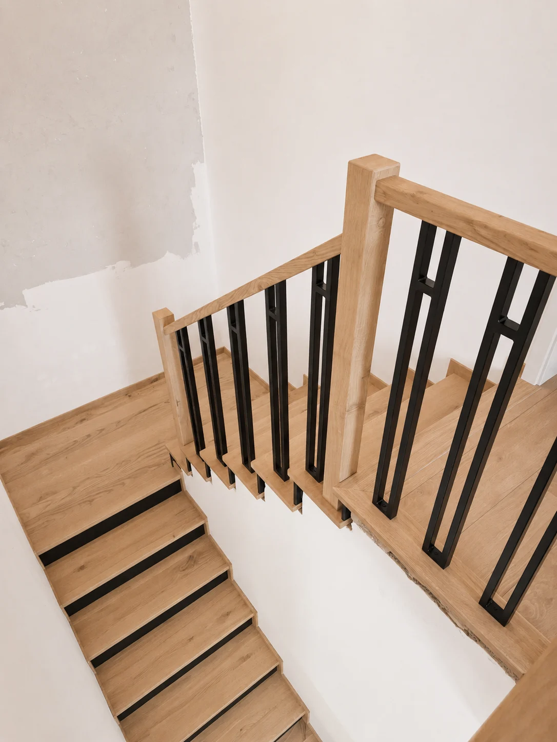 Schody dębowe w wybarwieniu rustic, realizacja Jagodziński, Łódź